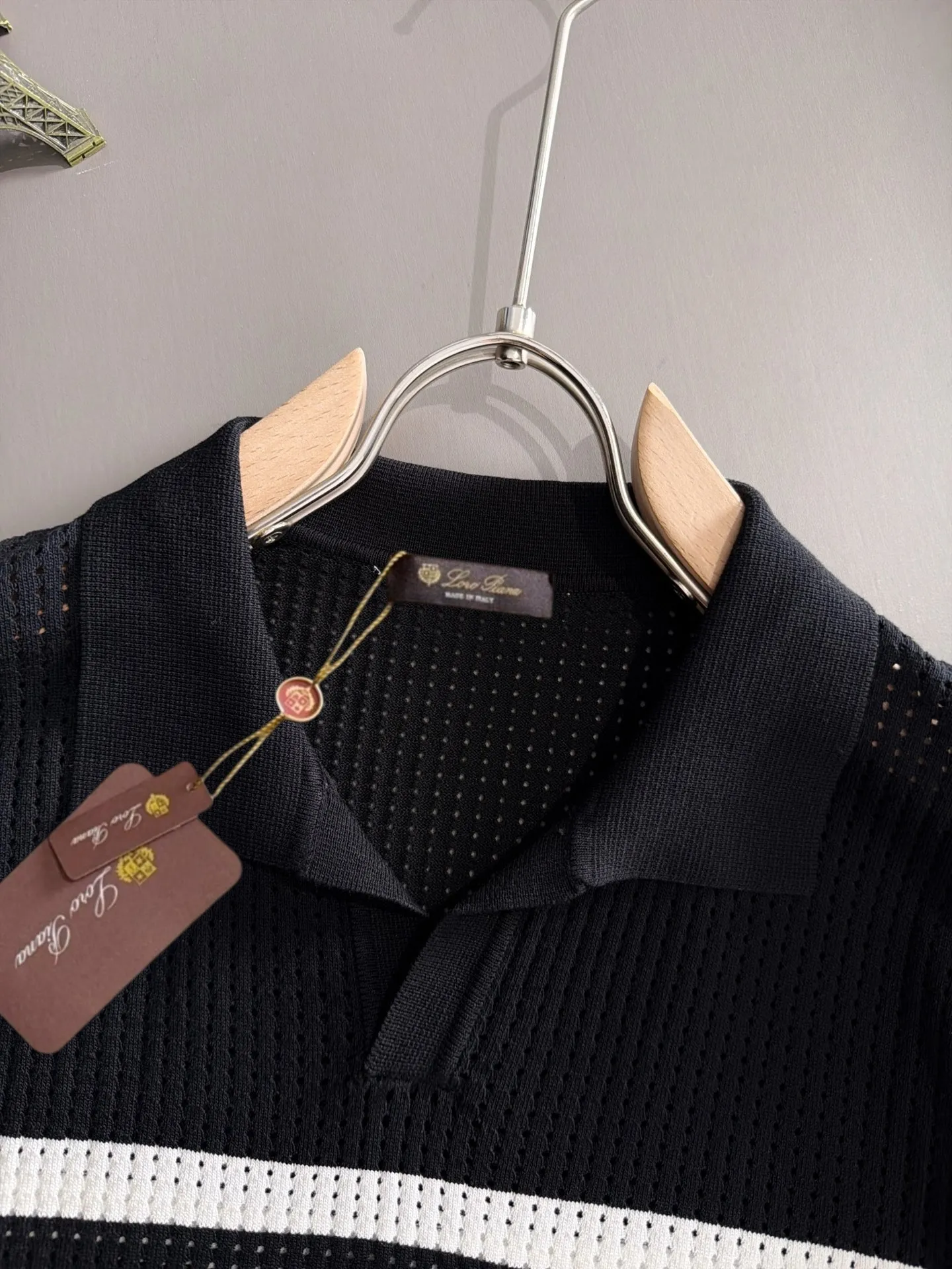 LP high quality Loro Piana 26ss New Arrival men's short-sleeved T-shirt. Made of combed cotton yarn knitted cotton fabric, no pressure when entering and exiting the counter. Exclusive control of raw materials. It feels substantial when weighed, and the upper body is more textured than ordinary T-shirts. This texture can handle the weather easily and is suitable for both hot and cold! Loose fit design, looks noble. The only correct version is available Size: M to 3XL